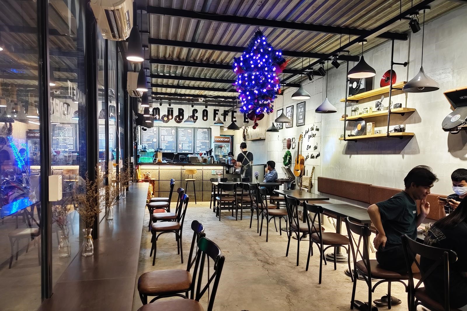 Mub Coffee là một quán cà phê phong cách hiện đại, tọa lạc tại vị trí thuận tiện và được biết đến với không gian thiết kế sang trọng, menu đa dạng và chất lượng cà phê tuyệt vời.