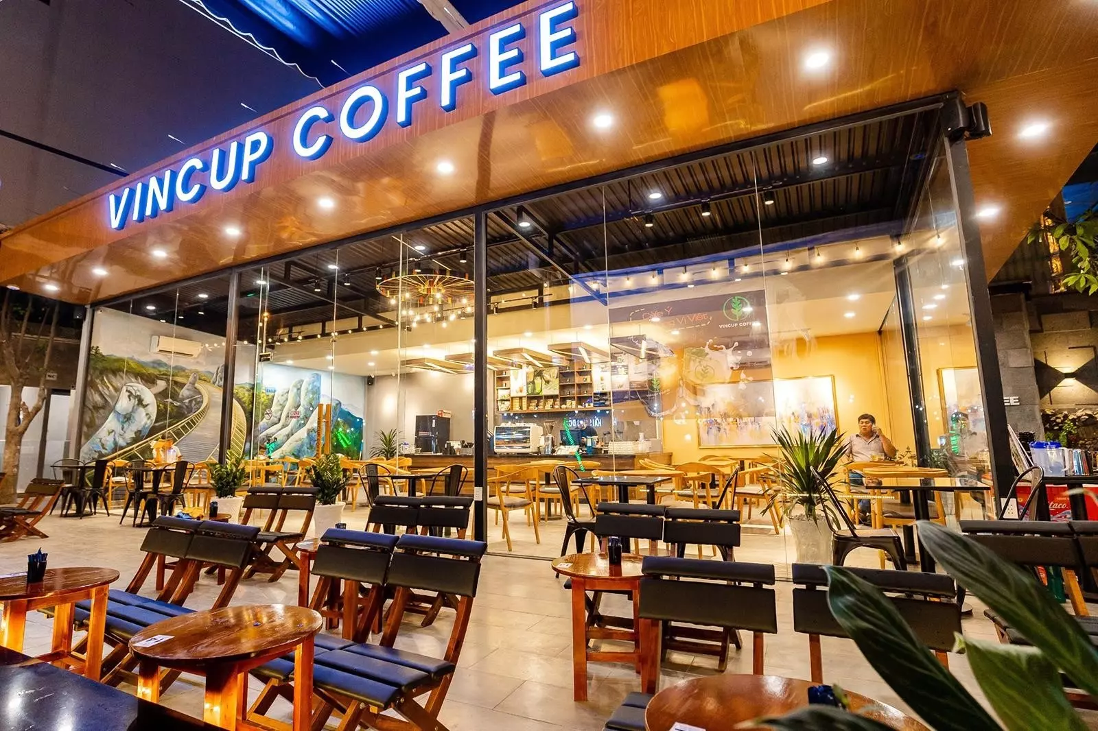 Vincup Coffee là một quán cà phê nổi tiếng với không gian sang trọng và phục vụ đa dạng các món đồ uống ngon và độc đáo. Quán là điểm đến lý tưởng để thưởng thức cà phê chất lượng và tận hưởng không khí thoải mái và ấm cúng.