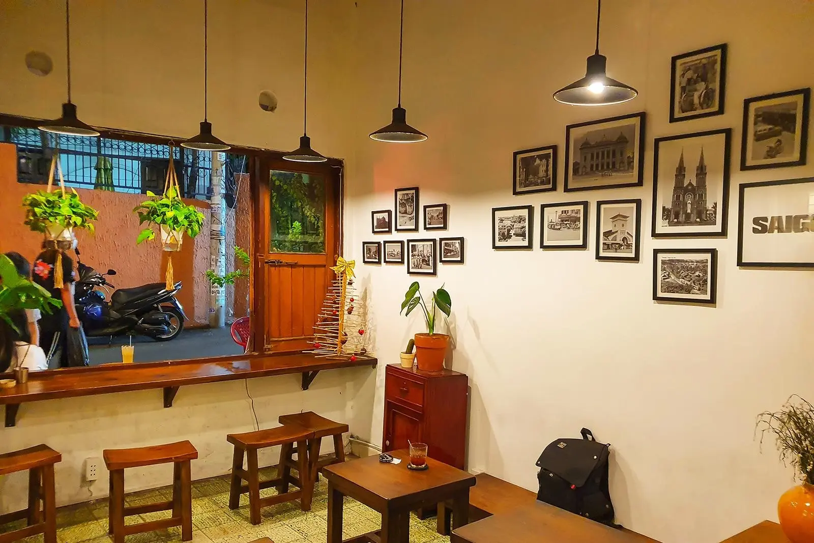 An Cà Phê là một quán cà phê nổi tiếng ở thành phố Hồ Chí Minh, nổi bật với không gian thiết kế hiện đại, phục vụ đa dạng các loại đồ uống và món ăn ngon.