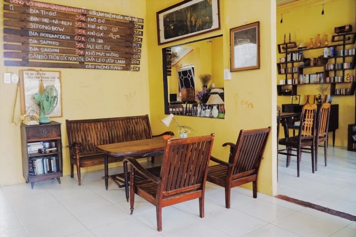 Cửa Hàng Cafe 81 là một quán cà phê nổi tiếng tại thành phố, nơi bạn có thể thưởng thức những ly cà phê ngon và thảo dược đặc biệt. Nơi đây không chỉ gây ấn tượng bởi không gian sáng tạo và phong cách trang trí độc đáo mà còn bởi không khí ấm áp và thân thiện từ nhân viên phục vụ.