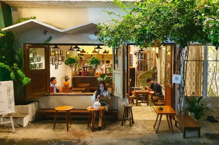 An Cà Phê là một quán cà phê nổi tiếng ở thành phố Hồ Chí Minh, với không gian thoáng đãng và phong cách thiết kế hiện đại. Quán cà phê này được biết đến với các loại đồ uống ngon và đa dạng, cùng với không gian thân thiện và phục vụ chuyên nghiệp.