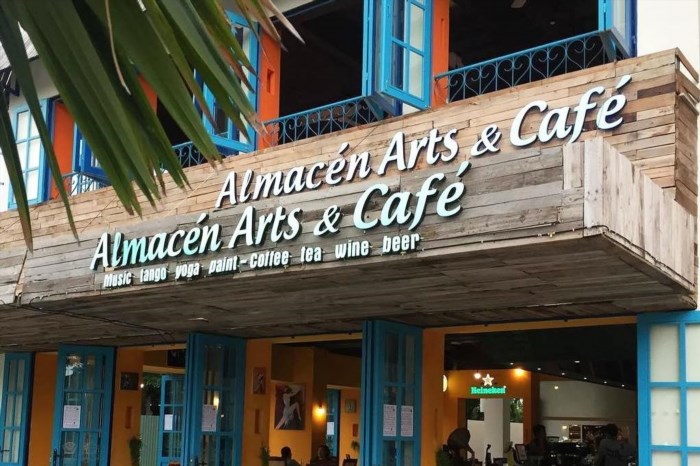 Almacen Cafe là một quán cà phê nổi tiếng, nằm trong một ngôi nhà cổ có kiến trúc độc đáo, tạo nên không gian ấm cúng và thân thiện.