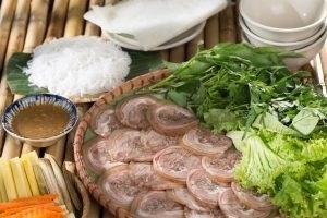 Bò tơ Xuân Đào là một trong những loại bò đặc biệt của vùng Tây Nguyên, nổi tiếng với vẻ đẹp hoang dã và sức mạnh vượt trội. Chúng được nuôi dưỡng và chăm sóc kỹ lưỡng để đảm bảo chất lượng thịt tươi ngon và giàu dinh dưỡng.