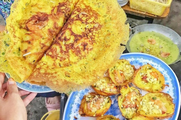 Bánh xèo và bánh khọt cô Thủy là hai món ăn đặc trưng của vùng miền Nam Việt Nam. Bánh xèo có vỏ giòn, nhân thịt, tôm và rau sống, thường được ăn kèm với nước mắm pha chua ngọt. Bánh khọt cô Thủy có hình dạng nhỏ nhắn, được làm từ bột gạo và tôm tươi, thường được thưởng thức với nước mắm pha chua ngọt và rau sống. Hai món ăn này rất phổ biến và được ưa thích bởi hương vị đậm đà và ngon mi