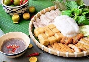 Kệ quán là nơi trưng bày và bày bán các sản phẩm như thực phẩm, đồ uống và hàng hóa khác, được thiết kế và trang trí sáng tạo, thu hút khách hàng và tạo không gian mua sắm thoải mái và tiện lợi.