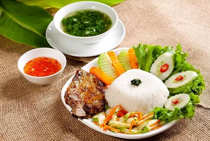 Cơm tấm Ba Trang là một món ăn đặc trưng của miền Nam Việt Nam, nổi tiếng với hương vị thơm ngon và sự kết hợp tinh tế giữa cơm tấm, thịt nướng, trứng, mỡ hành và nước mắm.