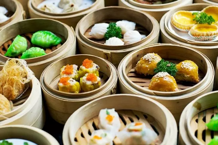 Nhà hàng Hồng Kông là một địa điểm ẩm thực nổi tiếng, nơi bạn có thể thưởng thức những món ăn truyền thống và đặc sản của Hồng Kông, với không gian sang trọng và phục vụ chuyên nghiệp.