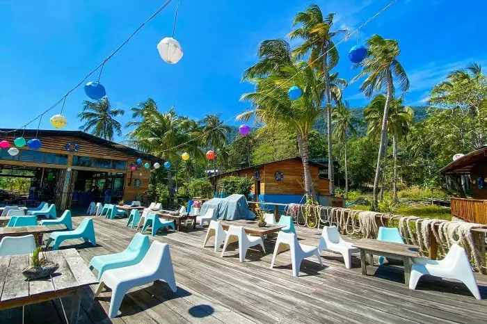 Rory's Beach Bar là một quán bar nằm ngay bên bãi biển, tận hưởng không gian thoáng đãng và tuyệt đẹp của biển cả. Quán bar này nổi tiếng với không khí sôi động, âm nhạc sôi động và đồ uống ngon lành, là điểm đến lý tưởng để thư giãn và tận hưởng cuộc sống biển.