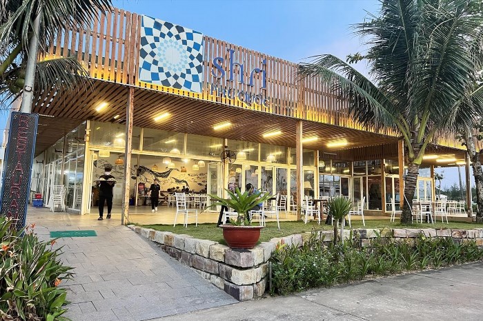 Shri Beach Club & Bar là một cụm nhà hàng và quán bar nằm tại bãi biển Shri, nơi du khách có thể thưởng thức các món ăn và đồ uống ngon lành trong không gian thoáng đãng và tận hưởng khung cảnh đẹp của bãi biển.