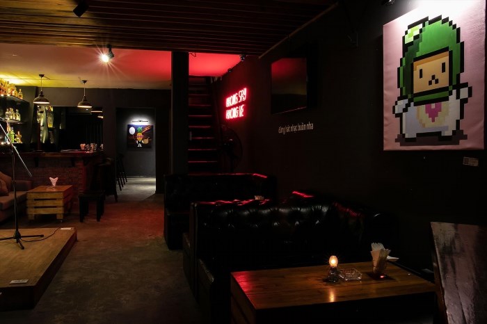 House No. 1 Bar là một quán bar nổi tiếng tại địa chỉ số 1, với không gian sang trọng, phục vụ đa dạng các loại đồ uống và không khí vui tươi, sôi động.