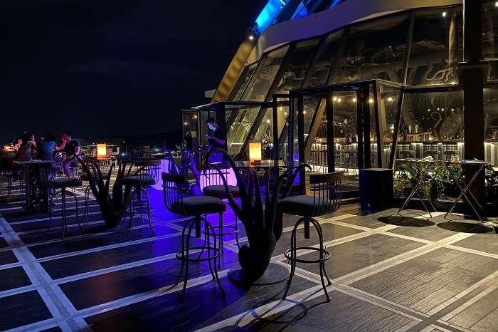 INK 360 Rooftop Bar là một quán bar trên tầng thượng, nằm ở vị trí cao và có tầm nhìn toàn cảnh xung quanh. Nơi đây mang đến không gian sang trọng và độc đáo để thưởng thức đồ uống và ngắm nhìn phong cảnh đẹp.