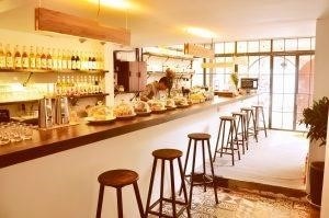 Oromia Coffee & Lounge là một quán cà phê và quầy rượu sang trọng, nơi bạn có thể thưởng thức những ly cà phê tuyệt vời và thư giãn trong không gian thoải mái và lịch sự.