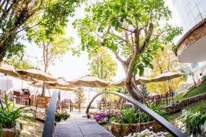 The Green là một nhà hàng nổi tiếng với không gian xanh mát và thiết kế hiện đại, nơi bạn có thể thưởng thức các món ăn ngon và tận hưởng không khí thoải mái và dễ chịu.