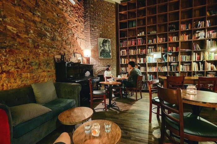 Hub Book Coffee là một quán cà phê với không gian sách độc đáo và ấm cúng, là địa điểm lý tưởng để thưởng thức cà phê và thả mình vào thế giới của những cuốn sách hấp dẫn.