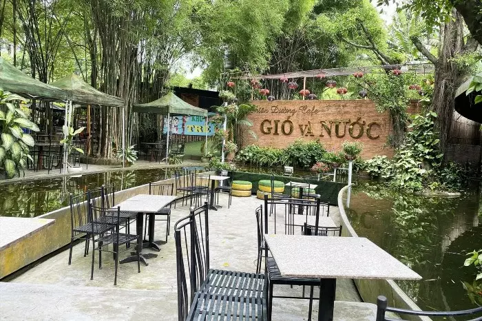 Cafe Sài Gòn Gió và Nước là một quán cà phê nổi tiếng ở Sài Gòn, nổi bật với không gian thoáng đãng và phong cách thiết kế hiện đại. Quán cà phê này là điểm đến lý tưởng để thưởng thức cà phê ngon và thư giãn sau những giờ làm việc căng thẳng.