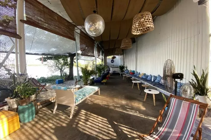 Chill Deck là một không gian nghỉ ngơi và thư giãn tuyệt vời, được thiết kế đặc biệt với không gian mở, sân vườn xanh mát và không gian nghỉ ngơi thoải mái.