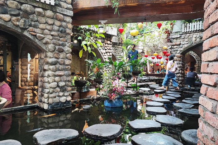 Oasis Cafe là một quán cà phê tuyệt vời, với không gian thoáng đãng và môi trường thân thiện. Quán cà phê này nổi tiếng với các loại đồ uống ngon và phục vụ chuyên nghiệp, mang đến cho khách hàng những trải nghiệm thú vị và thư giãn sau những giờ làm việc căng thẳng.