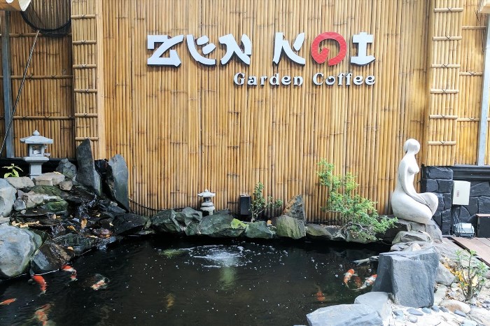 Zen Koi Garden Coffee là một quán cà phê độc đáo với không gian thiền như một khu vườn nhỏ, mang đến cảm giác thư thái và hòa mình vào thiên nhiên xanh mát.