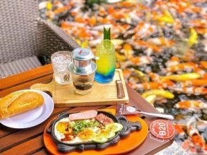 Đảo Koi Coffee Garden là một quán cà phê nằm trên một hòn đảo nhỏ, tọa lạc giữa hồ nước xanh mát. Quán cà phê này mang đến không gian yên tĩnh và thư giãn, với nhiều cây cối xanh mướt và khung cảnh thiên nhiên tuyệt đẹp.