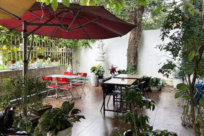 Golden Mountain Cafe là một quán cà phê nổi tiếng, nằm ở một vị trí đẹp trên đỉnh núi và được bao quanh bởi khung cảnh thiên nhiên tuyệt đẹp. Quán cà phê có không gian thoáng đãng và phục vụ các món ăn và đồ uống ngon lành.