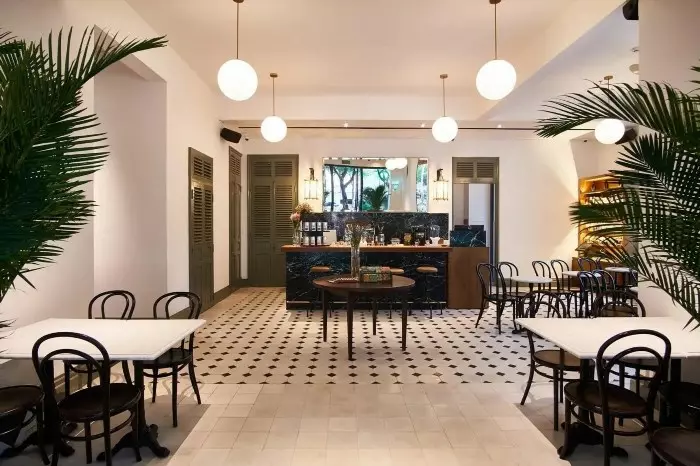 L'Usine Cafe là một quán cà phê nổi tiếng tại thành phố, nơi khách hàng có thể thưởng thức cà phê và thực phẩm chất lượng cao trong một không gian thiết kế hiện đại và sang trọng.