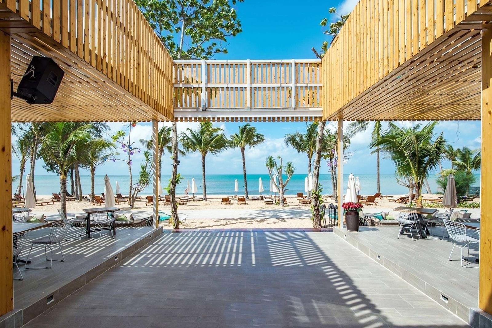 Shri Beach Club là một câu lạc bộ biển nằm ở đâu đó, nơi mọi người có thể tận hưởng không khí biển, thư giãn và thư thái cùng với dịch vụ chất lượng và không gian xanh mát.