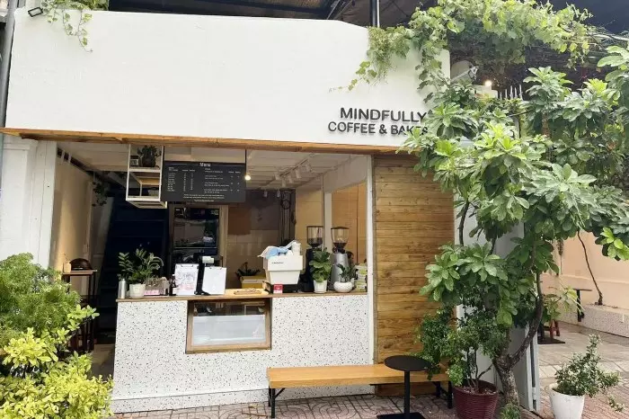 Mindfully Coffee & Bakes là một quán cà phê và cửa hàng bánh nổi tiếng, nổi bật với không gian thiết kế tinh tế và chất lượng sản phẩm cao cấp, mang đến trải nghiệm thưởng thức cà phê và bánh ngọt tuyệt vời.