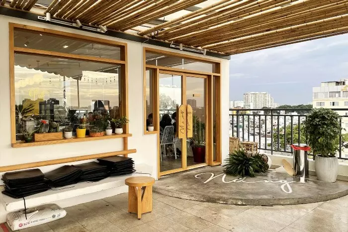 Nắng Rooftop là một quán bar trên tầng mái nhìn ra toàn cảnh thành phố, với không gian sang trọng, phục vụ các món đồ uống và đặc sản địa phương, mang đến trải nghiệm thư giãn và thưởng thức tuyệt vời cho khách hàng.