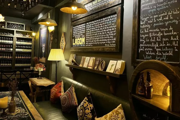 Lagom Café là một quán cà phê độc đáo với không gian thiết kế đơn giản nhưng tinh tế, tạo cảm giác thoải mái và ấm cúng cho khách hàng. Quán cà phê này còn nổi tiếng với đồ uống ngon và phục vụ chuyên nghiệp, là điểm đến lý tưởng để thư giãn và tận hưởng không gian yên bình.