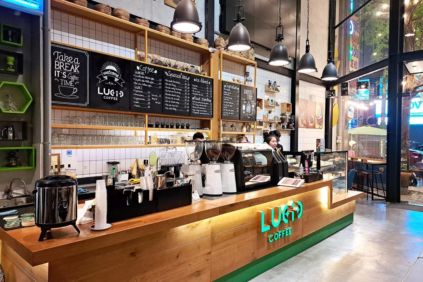 Lucid Coffee là một quán cà phê nổi tiếng, nổi bật với không gian sang trọng và phục vụ đa dạng các loại cà phê thượng hạng. Nơi đây còn được biết đến với đội ngũ nhân viên chuyên nghiệp và không gian thoải mái, tạo ra một trải nghiệm cà phê tuyệt vời cho khách hàng.