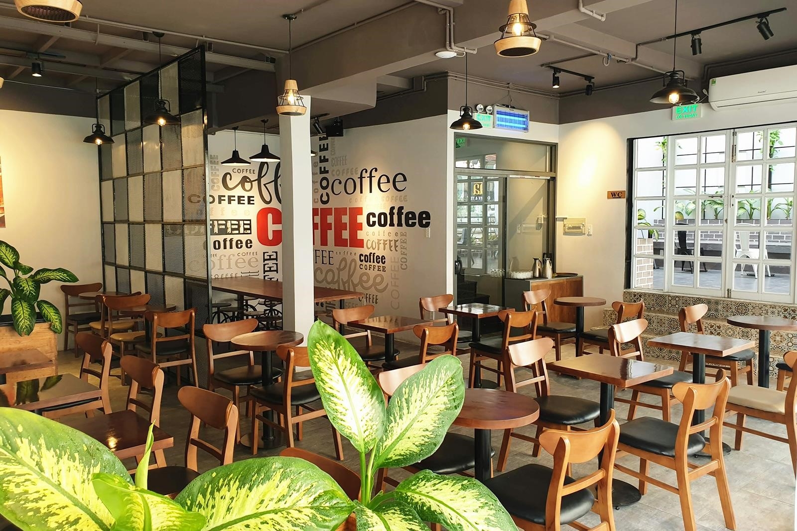 Caafe Coffee & Tea là một quán cà phê và trà nằm ở địa chỉ được biết đến. Quán nổi tiếng với không gian thoải mái, menu đa dạng và chất lượng đồ uống tuyệt vời, là điểm đến lý tưởng cho những người yêu thích cà phê và trà.