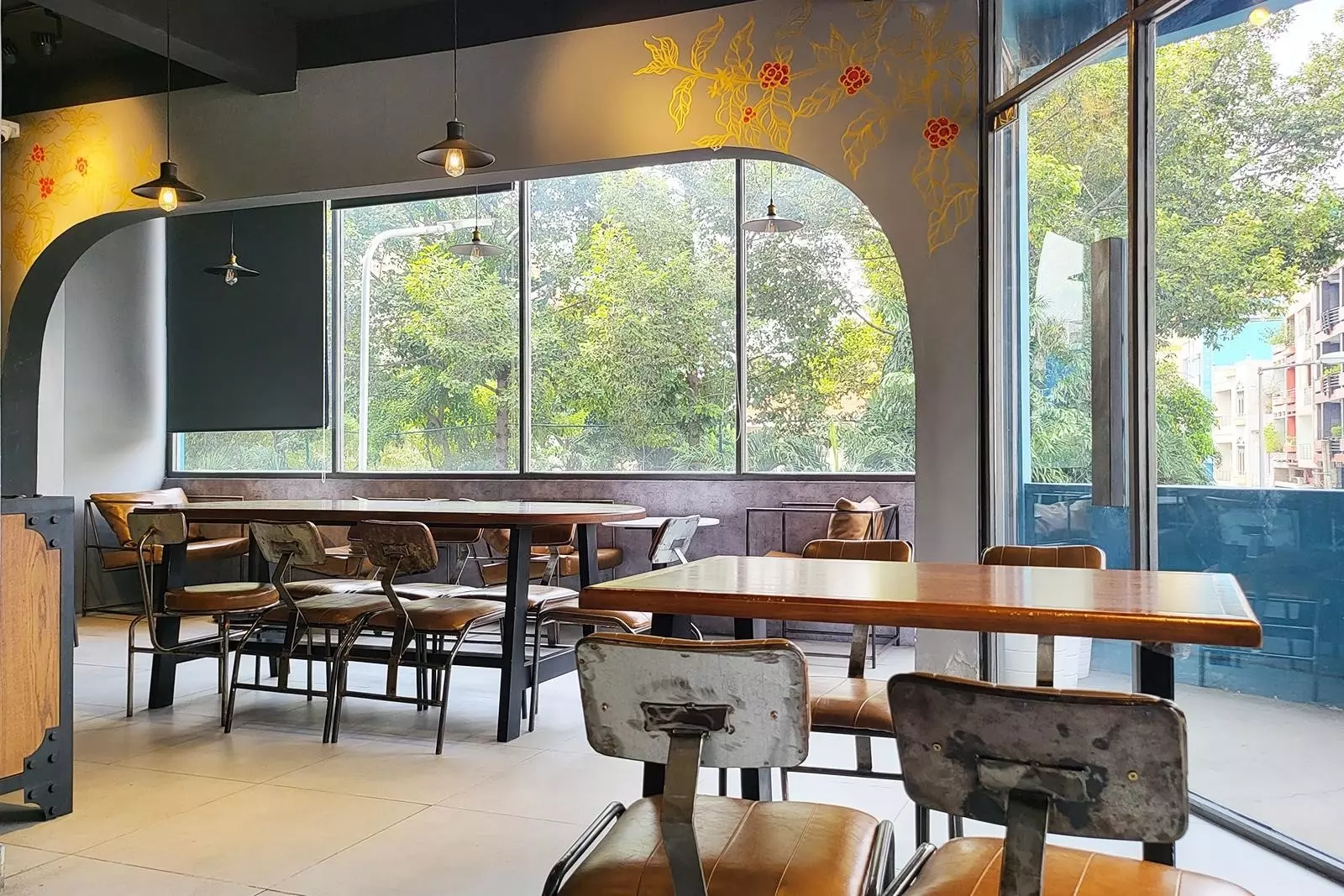 Katinat Saigon Kafe là một quán cà phê nổi tiếng ở Sài Gòn, với không gian thiết kế độc đáo và phong cách retro. Quán cà phê được biết đến với các món đồ uống đa dạng và thức ăn ngon, là điểm đến lý tưởng để thưởng thức cà phê và trò chuyện cùng bạn bè.