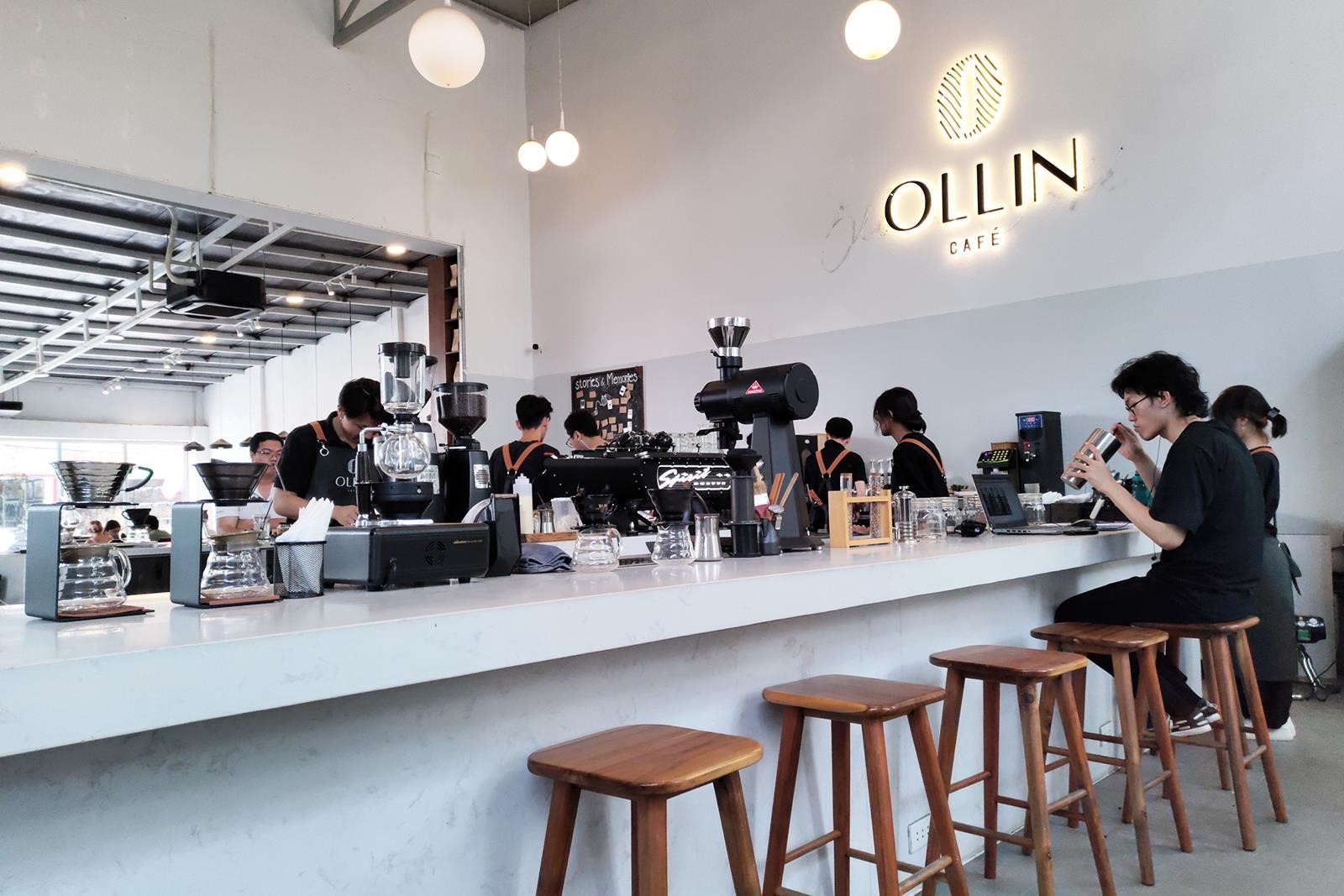 Ollin Café là một quán cà phê hiện đại và sáng tạo, với không gian thiết kế đẹp mắt, menu đa dạng và phong cách phục vụ chuyên nghiệp, mang đến cho khách hàng trải nghiệm thưởng thức cà phê tuyệt vời và không gian thư giãn thú vị.