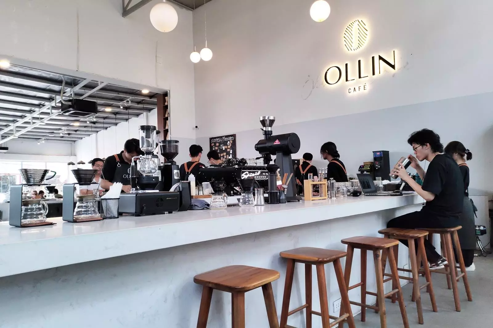 Ollin Café là một quán cà phê hiện đại và sáng tạo, với không gian thiết kế đẹp mắt, menu đa dạng và phong cách phục vụ chuyên nghiệp, mang đến cho khách hàng trải nghiệm thưởng thức cà phê tuyệt vời và không gian thư giãn thú vị.