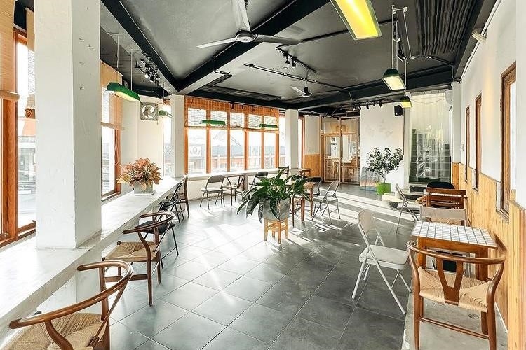 ZERUS caffe là một quán cà phê hiện đại và sang trọng, với không gian decor độc đáo và menu đa dạng, phục vụ các loại đồ uống ngon và hấp dẫn.