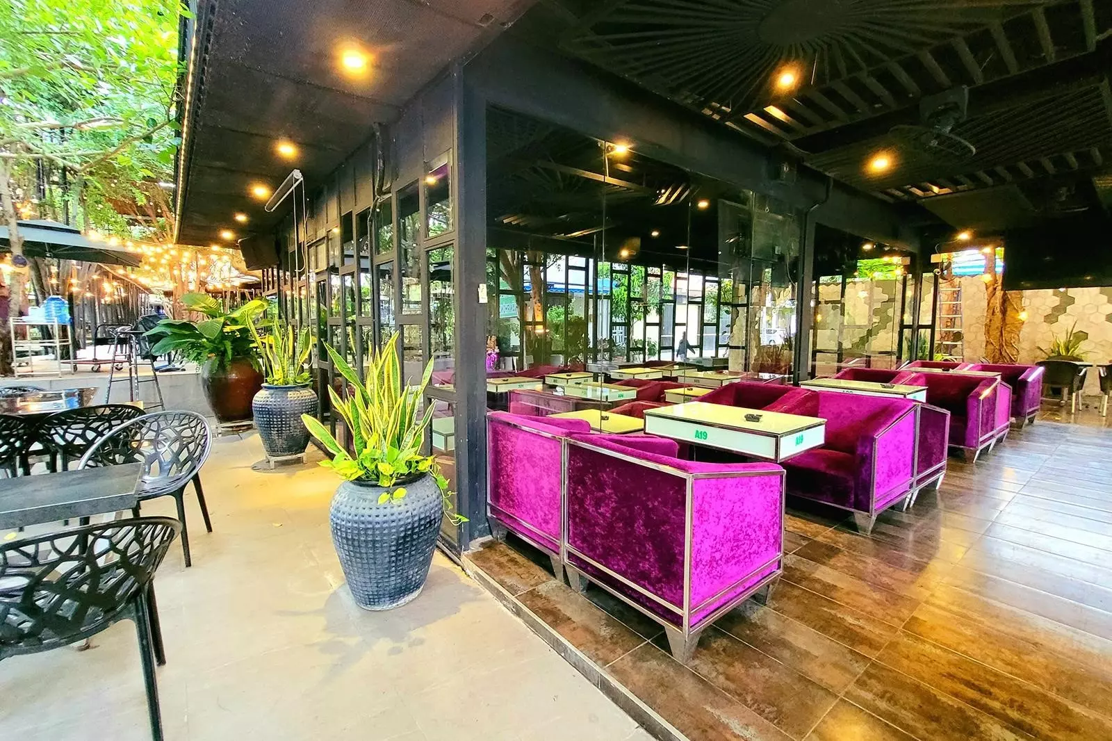 Vườn Xanh Coffee là một quán cà phê mang đậm phong cách thiên nhiên, với không gian xanh mát và thoáng đãng. Tại đây, bạn có thể thưởng thức những ly cà phê thơm ngon và thả hồn vào không gian yên bình, tạo nên một trải nghiệm thú vị và thư giãn.
