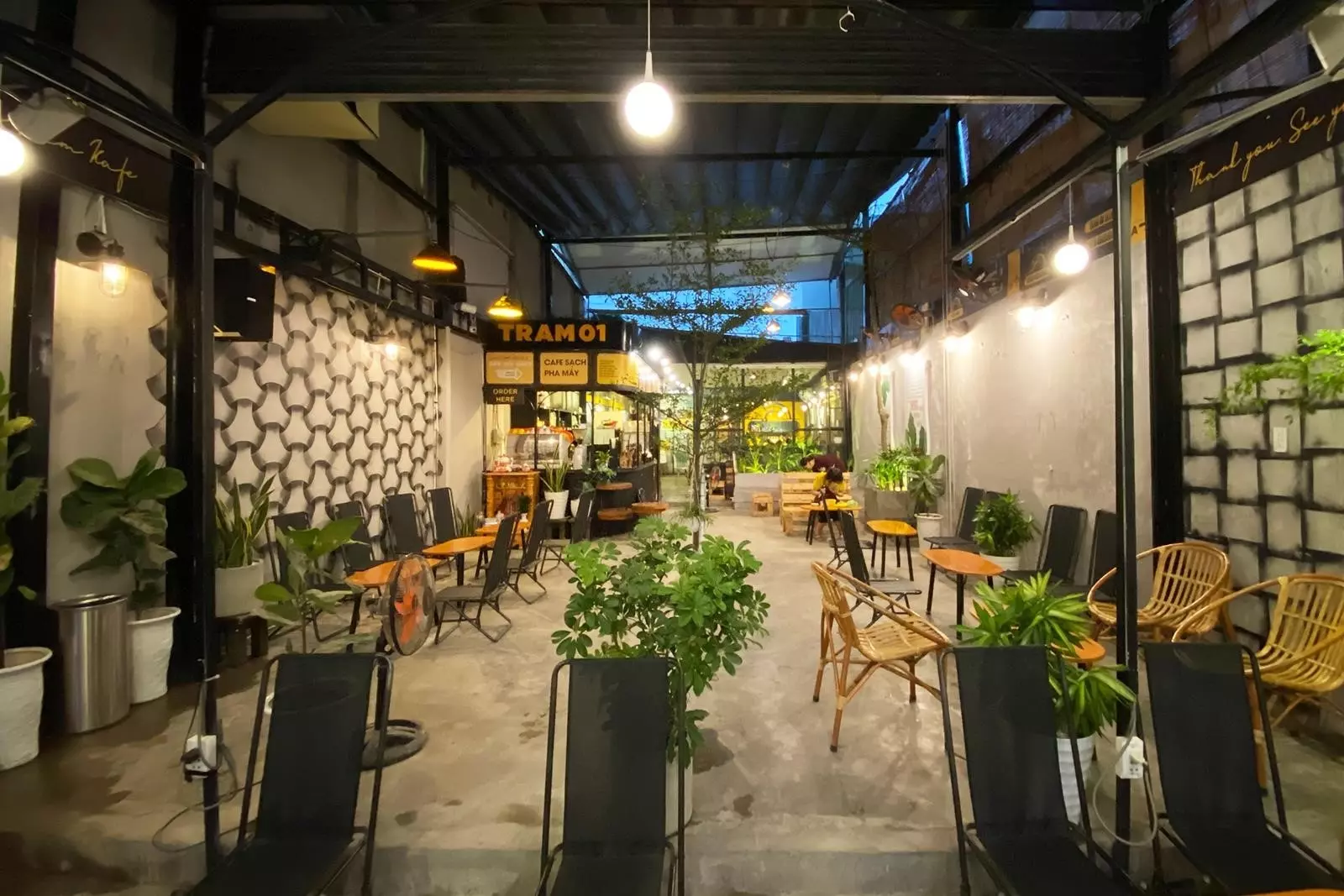 Trạm Kafe là một địa điểm phổ biến để thư giãn và thưởng thức cà phê, với không gian thoáng đãng và nhiều loại đồ uống ngon.