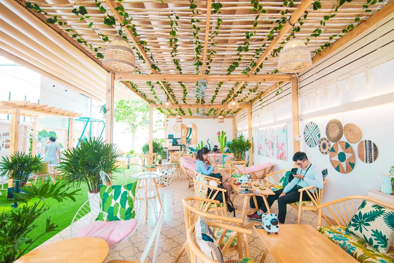 Garden House Coffee là một quán cà phê mang phong cách vườn nhỏ, với không gian xanh mát và thoáng đãng. Quán nằm trong một ngôi nhà cổ điển, được trang trí tinh tế và sáng tạo, mang đến cho khách hàng một trải nghiệm thú vị và độc đáo khi thưởng thức cà phê.