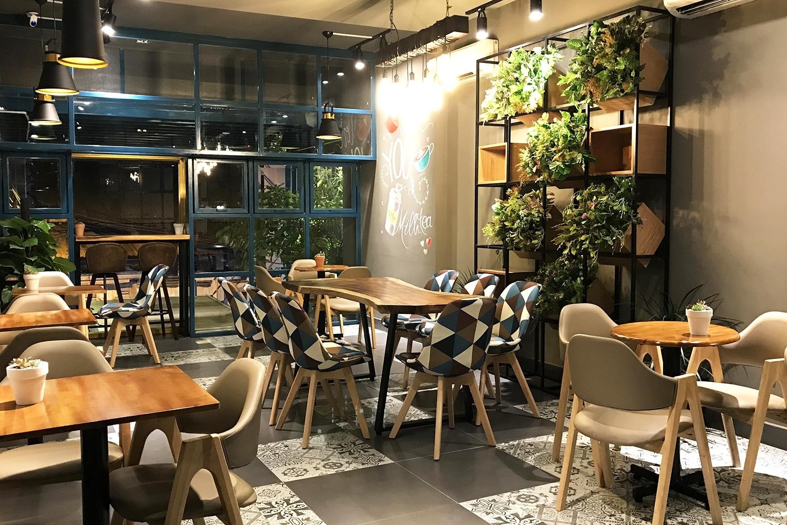 T’aroma Premium Coffee & Milk Tea là một quán cà phê và trà sữa cao cấp, nổi tiếng với hương vị đặc biệt và chất lượng tuyệt vời, mang đến cho khách hàng những trải nghiệm thưởng thức độc đáo và thú vị.