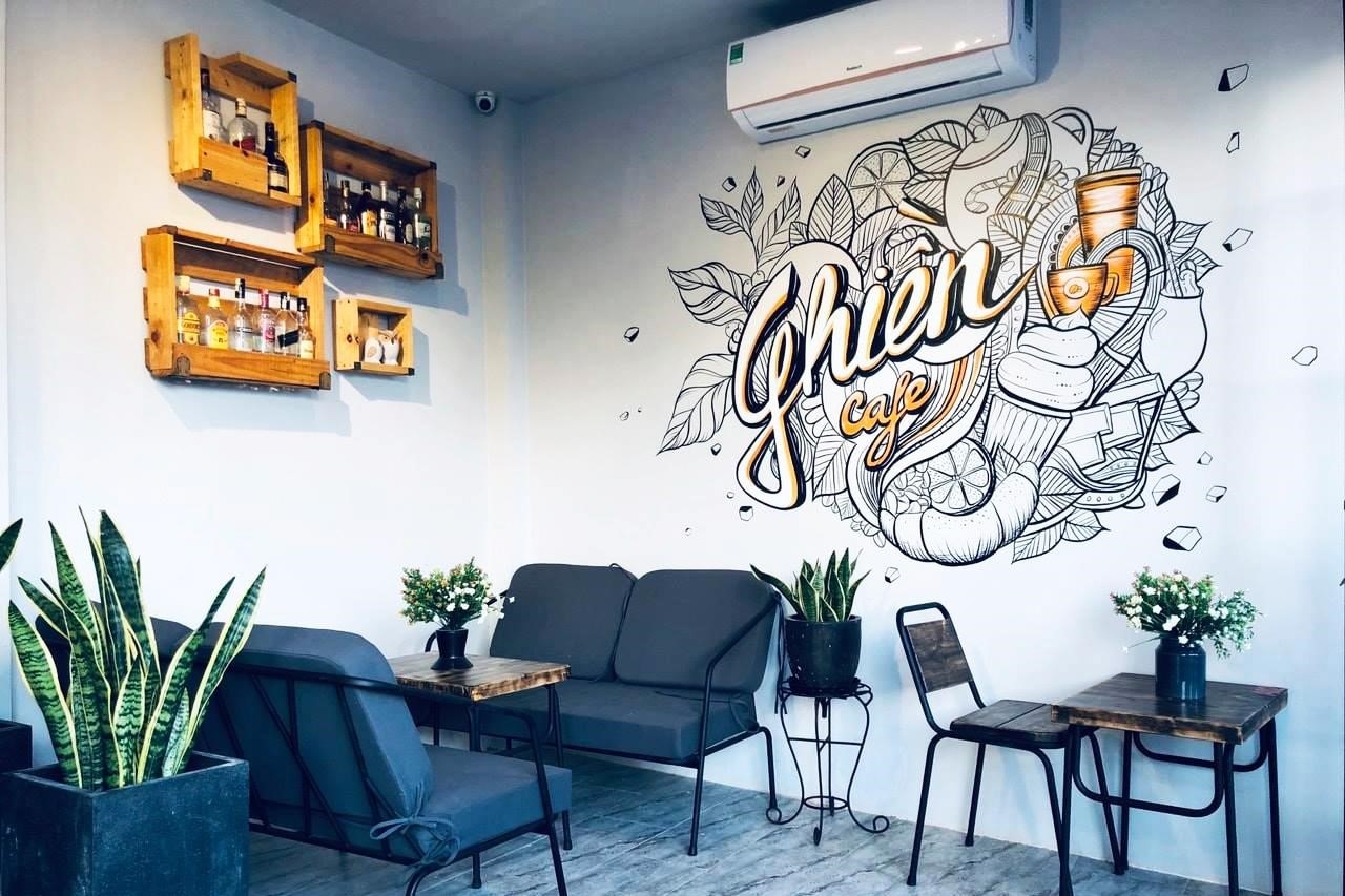 Ghiền cafe là một thú vui phổ biến của nhiều người, đặc biệt là ở Việt Nam, nơi có nền văn hóa uống cafe rất đặc trưng và phong phú. Uống cafe không chỉ đơn thuần là thưởng thức một loại đồ uống, mà còn là một trải nghiệm tinh tế, mang đến cảm giác thư giãn và thỏa mãn vị giác.