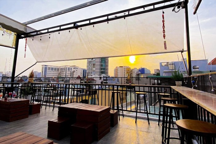 Bully’s Rooftop là một quán bar nổi tiếng tại thành phố, nằm trên tầng thượng của một tòa nhà cao tầng. Nơi đây mang đến không gian sang trọng và lãng mạn, với một tầm nhìn tuyệt đẹp ra toàn cảnh thành phố.