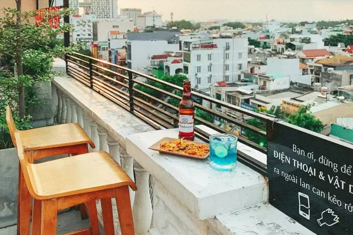 Chiều Rooftop là một quán bar trên mái nhà, nằm ở tầng cao của một tòa nhà, tạo ra không gian thư giãn và tận hưởng cảnh quan đẹp của thành phố.