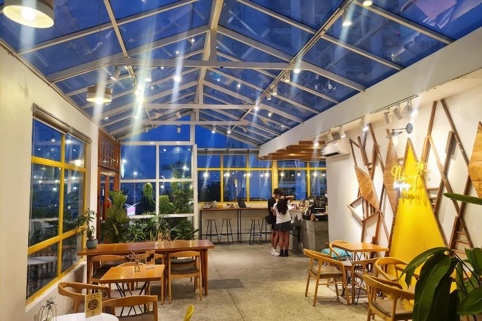 Nắng Rooftop là một quán bar nổi tiếng tại thành phố, nằm trên tầng mái của một tòa nhà cao tầng, mang đến không gian thoáng đãng và tầm nhìn panoramica đẹp mắt của thành phố.