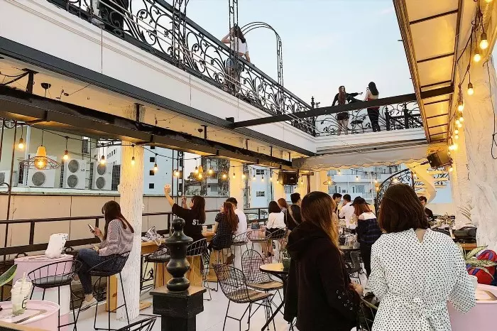 Yoona Cafe là một quán cà phê nổi tiếng với thiết kế hiện đại và không gian sang trọng, tọa lạc tại vị trí đắc địa. Quán cà phê này là điểm đến lý tưởng để thưởng thức các loại đồ uống ngon và thư giãn sau một ngày làm việc căng thẳng.