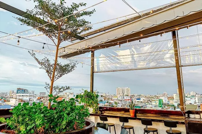 Magnolia Rooftop là một nhà hàng độc đáo, nằm trên tầng mái của tòa nhà, mang đến cho khách hàng một không gian tuyệt đẹp và tầm nhìn toàn cảnh thành phố.