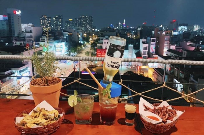 Chạng Vạng Rooftop là một địa điểm nổi tiếng tại thành phố, nơi bạn có thể tận hưởng không gian lãng mạn và thưởng thức các món ăn ngon, đồ uống độc đáo. Từ đây, bạn có thể ngắm nhìn toàn cảnh thành phố và thả mình vào không khí thú vị của đêm đô thị.