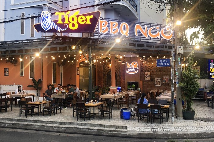 BBQ Ngói 38 là một nhà hàng nổi tiếng tại thành phố, nơi bạn có thể thưởng thức các món barbecue ngon lành và trải nghiệm không gian ấm cúng và thoải mái.