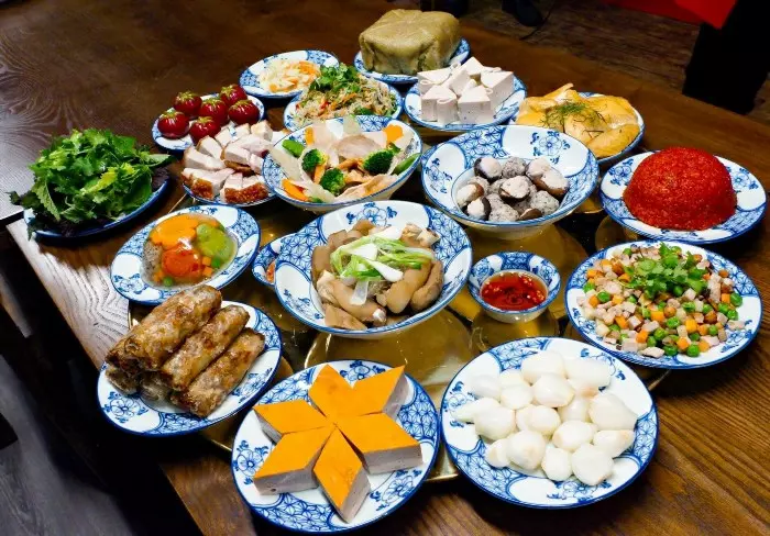 Nhà hàng Hương Lúa là một địa điểm ẩm thực nổi tiếng, nằm trong một khuôn viên xanh mát và yên tĩnh. Với không gian trang trí đẹp mắt và menu phong phú, nhà hàng này là điểm đến lý tưởng để thưởng thức các món ăn truyền thống và đặc sản của vùng đất Việt Nam.