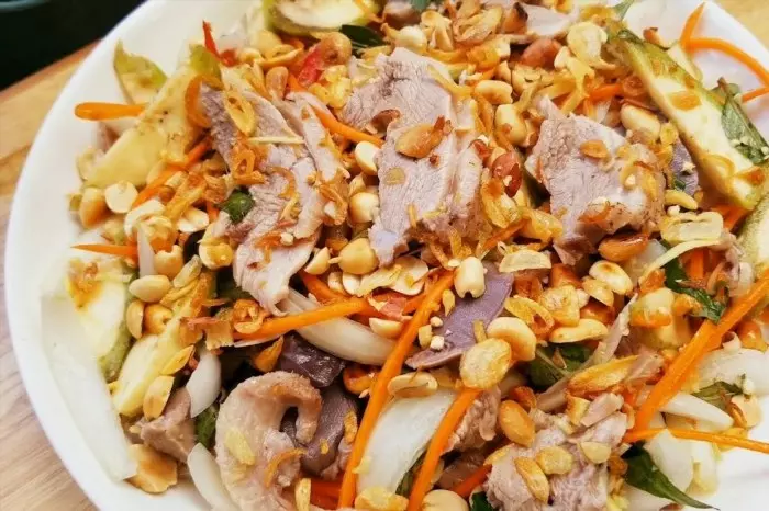 Gỏi vịt Cô Lệ là một món ăn truyền thống đặc sản của miền Nam Việt Nam. Món ăn này được chế biến từ thịt vịt tươi ngon, cắt thành từng lát mỏng và thưởng thức cùng với các loại rau sống, gia vị và nước mắm pha chua ngọt. Gỏi vịt Cô Lệ có hương vị độc đáo, tươi mát và rất hấp dẫn.