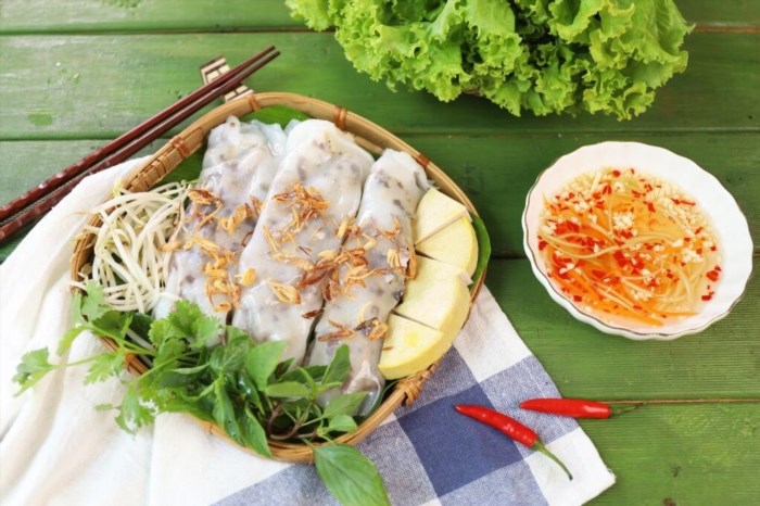 Bánh cuốn Lộc là một món ăn truyền thống nổi tiếng ở Việt Nam, được làm từ bột gạo mỏng như tờ giấy và được cuốn với nhân thịt, nấm và gia vị. Món ăn này có hương vị đặc trưng và được thưởng thức cùng nước mắm pha chua ngọt, rau sống và chả lụa.